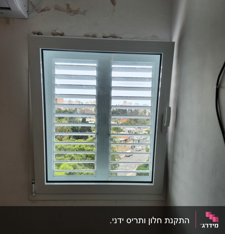 התקנת חלון ותריס ידני.